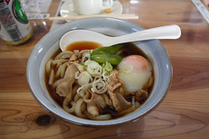 休憩舎の肉玉うどん　750円也　おいしい