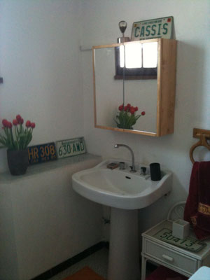 Une salle de bain indépendante équipée d'un lavabo, d'une baignoire, d'un lave linge.