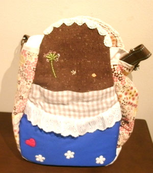 これは後ろ姿です、刺繍やパッチワークなどを駆使した、力作ですw