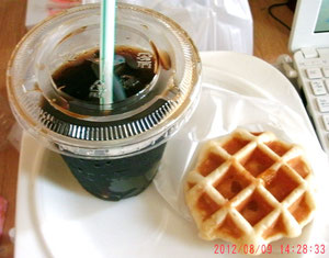 おやつはアイスコーヒーとマンゴーワッフルねw