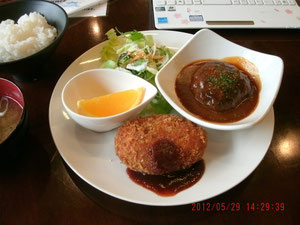 コロッケと煮込みハンバーグねw