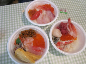 朝食は青森駅前の市場で「のっけ丼」。具材は自分で選べます＾＾左手前が私、７５０円なり。