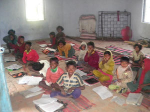 校内で勉強する子供達