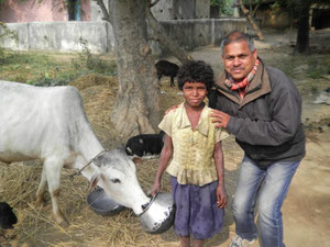 学校の隣りで通学せず牛の世話をしていた女の子（＊一緒に写っているのは通訳のラーマさん）