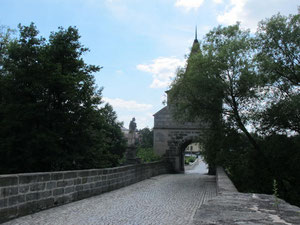 Alte Brücke in die Stadt mit Johannes Nepomuk
