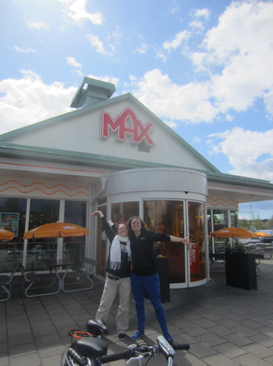 On peut donc prendre les vélos... Pour aller faire un tour à Max, le fast-food suédois !