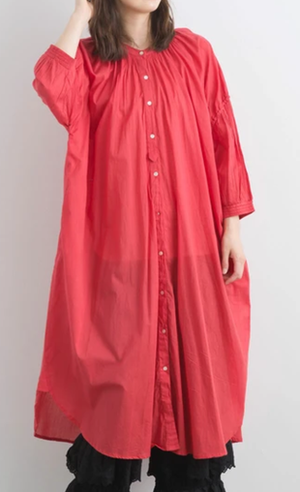 涼しい薄手の綿ボイルワンピース  6490円→ 3480円(税込)  ギャザーが随所にたっぷり入っているので、1枚で主役になる涼しくて華やかな夏のワンピースです。