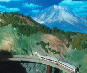 富士山をバックに走る箱根登山鉄道です