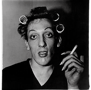 Joven con rulos en casa, 1966