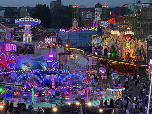 Blick auf die Rheinkirmes mit bunten Fahrgeschäften