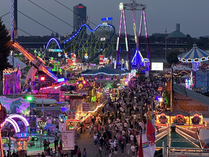 Blick auf die bunt leuchtende Rheinkirmes