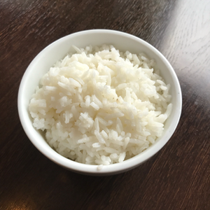 A bowl of rice, with an option to choose between plain Japanese white rice and Brazilian-style seasoned rice