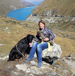 Caroline Macherel - Éducatrice canine comportementaliste depuis plus de 15 ans, fondatrice de Tout'Pattes. Ma mission : accompagner les chiens et leurs familles dans une relation fondée sur la compréhension, la confiance et le respect..