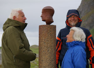 Familie Hansen in Eggum beim «hode» des Schweizer Künstlers Markus Rätz. Annette fehlt leider. © Renée Hansen