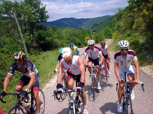 Montée vers Chateauneuf-de-B. et le col de la Croix Rouge