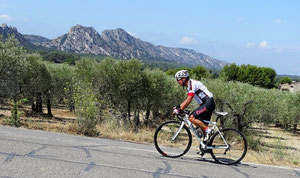 G2J dans la bosse, avec les Alpilles en toile de fond...!