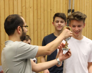 Michael Augustin (links) übergibtz den Pokal an Darius Baumann (rechts)