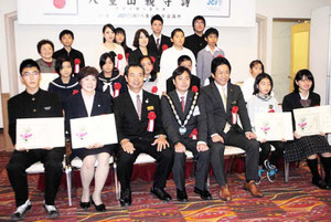 八重山親守詩の表彰式が開かれた(19日午後)