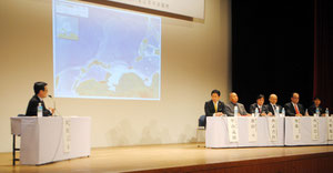 東シナ海と八重山の振興をテーマにしたシンポジウムが開かれた=14日午後、市民会館中ホール