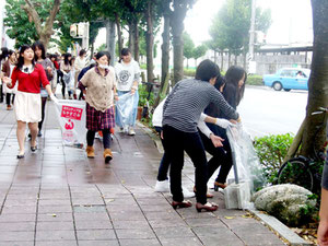 市街地の清掃活動に取り組んだ奈良文化高校の生徒たち=23日午前、美崎町