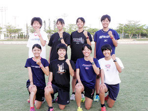 都大路出場を目指す八重山高校女子駅伝部(前列右から)仲村渠、平安名、古見、砂川、(後列右から)鳩山、喜舎場、熊野、張本=26日夕、市営陸上競技場