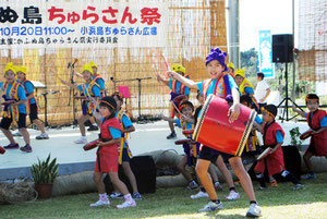 小浜小児童のエイサーなど、多彩なステージイベントでにぎわった「かふぬ島ちゅらさん祭」=20日午前、ちゅらさん広場