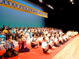 110人の合格者が晴れの舞台を踏んだ八重山古典音楽コンクール発表会=17日夕、市民会館大ホール