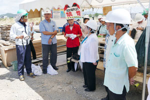新八重山病院建設現場を視察する県議会文教厚生委員会のメンバーら