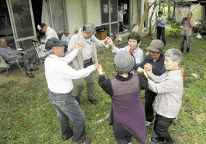 島に居た時代に戻り、巻き踊りを行った下地出身者=新城島下地、20日午後