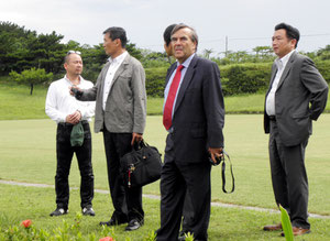 スポーツ施設を視察する(左から)大川原代表、マヌエル氏、今井ヘッドコーチ=サッカーパークあかんま