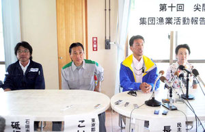 洋上慰霊祭終了後、石垣市内で記者会見する議連の山谷会長(右端)ら。左端は地元から参加した砥板市議(19日午後)