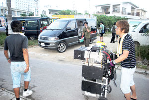 八重山を舞台にした映画「サンゴレンジャー」のロケが八重山日報社で行われた。スタッフ50人が協力し、新聞社のシーンを撮影した=石垣