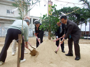 黒島小中学校の起工式でクワ入れを行う関係者ら=2日午前、同校