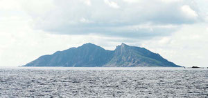 中国が実効支配の奪取を図る尖閣諸島の魚釣島(石垣市提供)
