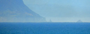 石狩浜から見た高島岬とトド岩