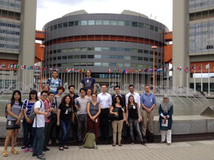 Teilnehmer der 2014 Middle East Summer School beim IAEA-Hauptquartier in Wien