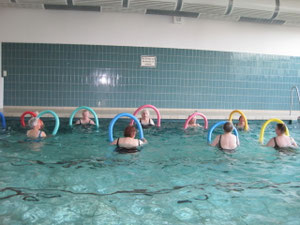 Wassergymnastik in der Schwimmhalle