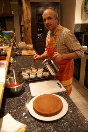 Jean préparant des mini-cocottes de flan de foie gras pour le réveillon.