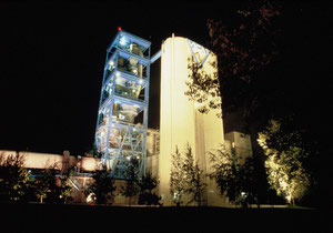 La grande cheminée Vicat dans la nuit