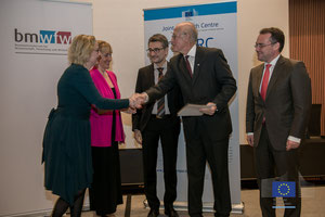 Managing Director of the IDM Dr. Susan Milford congratulating Prof. Dr. h.c. Leopold März on receiving the Danubius Award 2015  © Ümit Zobu/European Commission