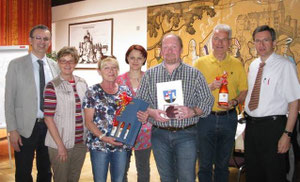 Bürgermeister Mag. Rudolf Mayer, SR Christine Swoboda, HOL Monika Zottl, HL Cornelia Waglechner, Sportwochenleiter HOL Kurt Enne, HD SR Hans-Ulrich Swoboda und Hausherr Franz Strohmer