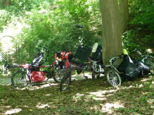 Tandemtreffen im Schatten, die FahrerInnen essen Eis!