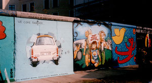 Berliner Mauer, Trabi, WE COME TOGETHER von Birgit Kinder