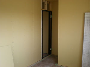 床を貼り終え壁のＰＢ貼中