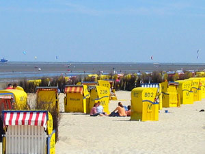 Bild: Der Duhner Sandstrand vor der Meeresbrandung und dem Strandpalais Cuxhaven Duhnen