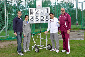 Das Hammerwurf-Team aus Katar weilt schon in Rhede, v.r.: Trainer Alexey, Ashraf Ahmgad el Seify, amtierender U20-Weltmeister im Hammerwurf, sein Bruder Ahmed und Meetingdirektor Jürgen Palm.