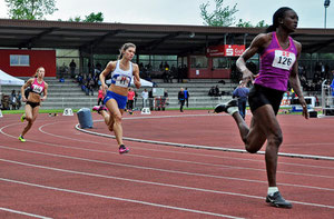 Im Sog der nigerianischen Olympia-Fünften Obogunloko Bukola (52,84 sec) lief Esther Cremer in einem fesselnden Kopf-an-Kopf-Rennen neue deutsche Jahresbestleistung (52,87 sec) über die Stadionrunde.