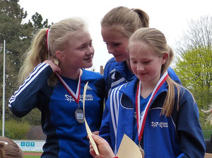 V.l.: Antonia Ciroth, Anna Ueffing und Nike Dangelmeier siegten mit großem Vorsprung in der 3x800-m-Staffel der U14