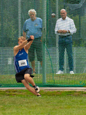 Gerrit Vißer wirft den Hammer im zweiten Versuch auf 62,31 Meter. Auf dem Archivfoto vom Internationalen Meeting 2019 beobachten Hammerwurfikone Manfred Hüning und Bürgermeister Jürgen Bernsmann das Geschehen.