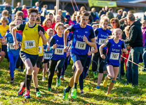 Jonas Arnold (109), Jan-David Ridder (113) und Nike Dangelmeier (107) am Start der 2-km-Crossstrecke.